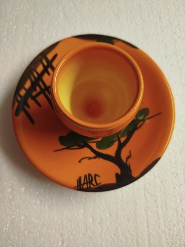 Joli coquetier sur plat - , en