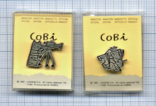 Pin mascotte cobi - cobi, caméra