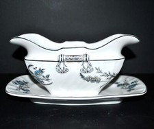 Saucière Empire en porcelaine blanche décor peint fleurs bleues 1850