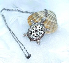 Collier FEMME Pendentif TORTUE Stylé. Washi Art JAPON -FLEUR Rosace BLANC NOIR
