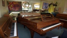 Piano droit queue - à,