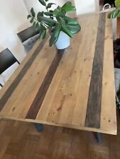 Table à manger industrielle avec quatre chaises