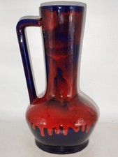 vase en céramique vernissée avec anse, coulures rouges sur fond bleu cobalt