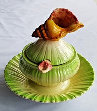 Saucière faïence style majolique, bulot en relief , cuillère pince langoustine