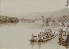 Afrique, Madagascar, Hommes dans une barque au passage une rivière, ca.1895, vin