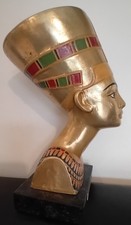 Statuette égyptienne, buste de Néfertiti sur socle en marbre 