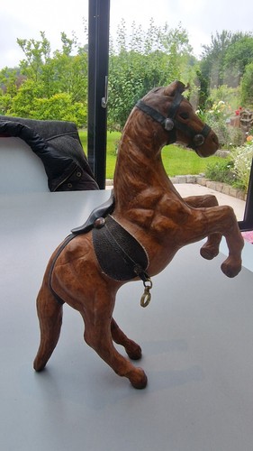 Figurine cheval marron cuir