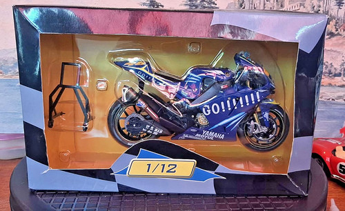 Valentino rossi 2004 - valentino,