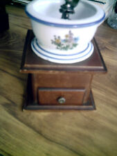Joli moulin à café ancien en bois et porcelaine décor fleurs avec tiroir