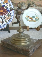 Coureur au flambeau en bronze ancien, ou porte drapeau