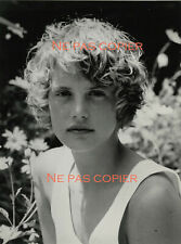 Portrait de jeune fille vers