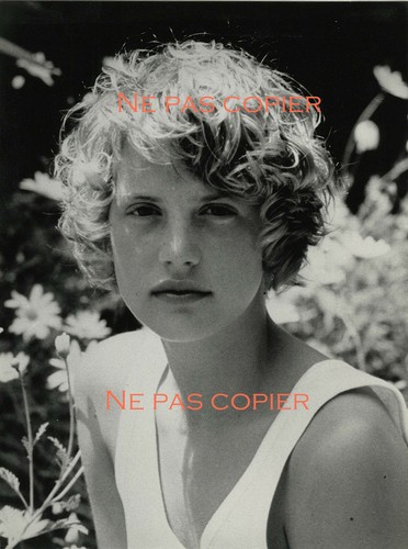 Portrait jeune fille vers - de,