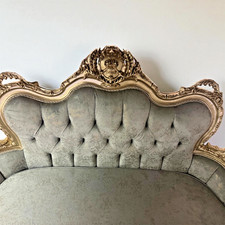 Un canapé bleu clair doux et