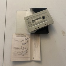Autographe Dédicace ORIGINAL du Chanteur LÉO FERRÉ sur Cassette Audio