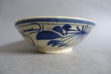Ancien bol en porcelaine d'Asie à décor émaillé végètalisant blanc bleu