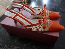 ESCARPINS BY PACO HERRERO *CUIR ORANGE & FLEURS BRODÉES *TALON : 6 CM *T. 37 1/2