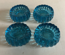 4 rehausseurs, dessous pieds de table  petit modèle en verre moulé bleu