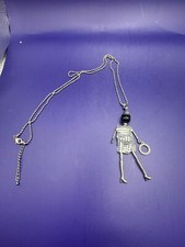 LONGUE CHAINE AVEC PENDENTIF EN JEUNE FEMME