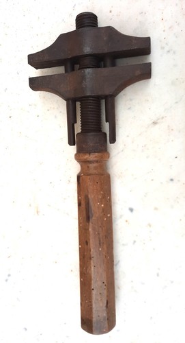 Outil ancien importante clé - outil,