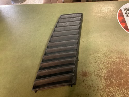 Rear side vent grill - rh,
