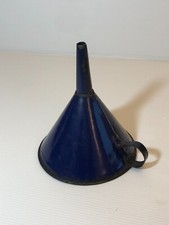 Ancien entonnoir en métal