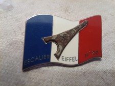 Pin's Arthus Bertrand drapeau Français morceau Tour Eiffel