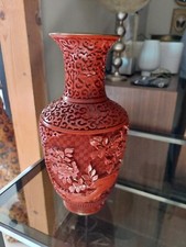 Vase chinois en laque rouge intérieur émaillé bleu . Pas de signature  . 20ème. 