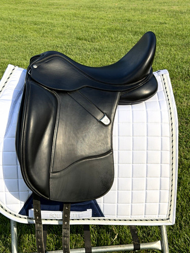 Bates wide dressage saddle - wide,