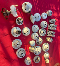 Lot prises, interrupteurs porcelaine et poignets de portes,  anciens dans l état