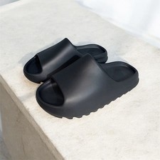 Claquettes noires minimalistes