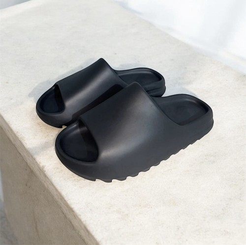 Claquettes noires minimalistes