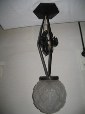 LUSTRE SUSPENSION ART DECO VERRE DEPOLI MONTURE EN FER FORGE ROSES ET FEUILLAGE