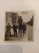 Portrait De Hommes En Pose Sur