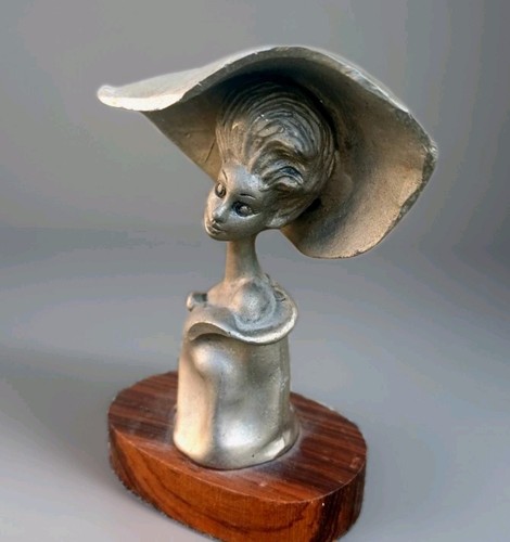 Statuette dame chapeau - au,