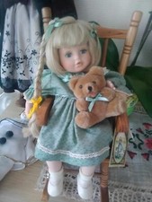 poupée en porcelaine, sur rocking-chair, son prénom et elen 