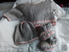 BRASSIERE  BONNET ET CHAUSSONS