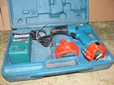 VISSEUSE MAKITA 6227D + 2 BATTERIE + CHARGEUR pour pieces