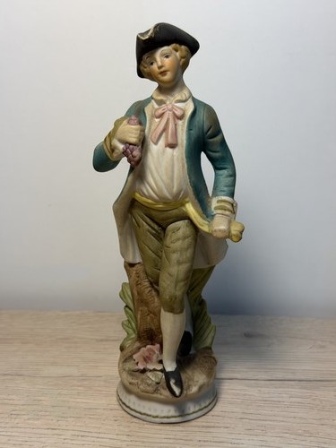 Statuette biscuit jeune homme