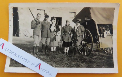 Chasseurs et un militaire - chasseurs, (et