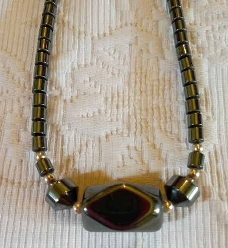 Joli collier hematite et - en,