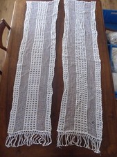 PAIRE DE LONGS RIDEAUX anciens, au crochet.