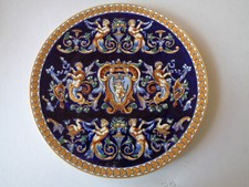 SUPERBE PLAT À TARTE EN FAÏENCE DE GIEN, MODÈLE RENAISSANCE ITALIENNE, FOND BLEU