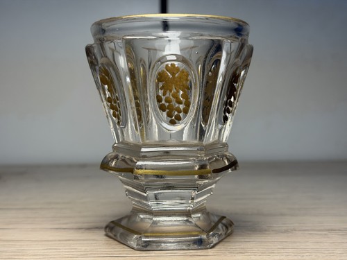 Petit gobelet sur pied - , en