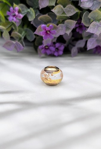 Pendentif charm or - /, en