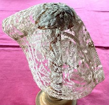 Ancien bonnet bébé poupée en dentelle de Luxeuil beige