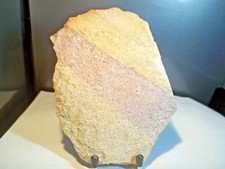 MINÉRAUX.   GRÈS RUBANNÉ.  ROCHE SÉDIMENTAIRE DÉTRITIQUE.   Hautes-Alpes, FRANCE