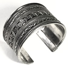 Ancien Bracelet  Manchette Berbère En Metal Argenté Motif Vagues Et Chaîne