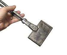 Art Populaire: Gaufrier jouet d'enfant.