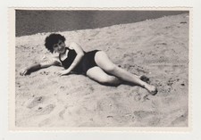 Jolie jeune femme en maillot