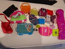 LOT DE 19 PETITS SACS VALISE ET ACCESSOIRES POUR POUPEES MANNEQUINS BARBIE BRATZ